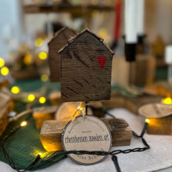 Haus auf Daube mit Schindeln – Unikat aus Weinfass-Holz